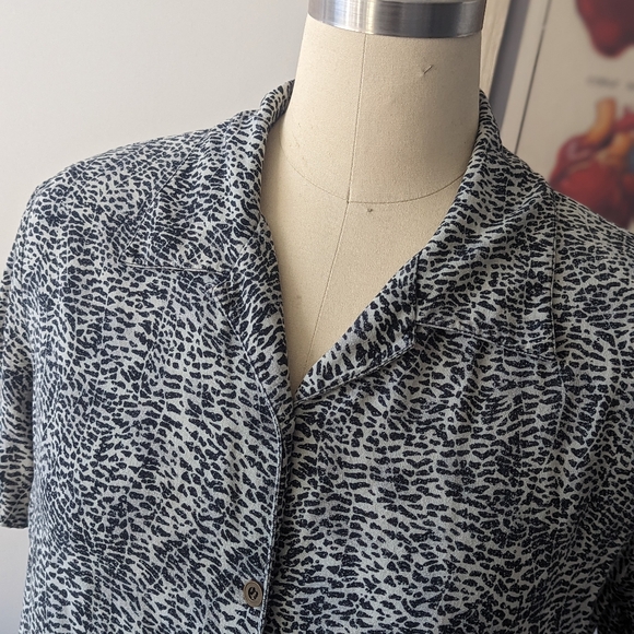 Silk animal print button down L - Picture 9 of 9
